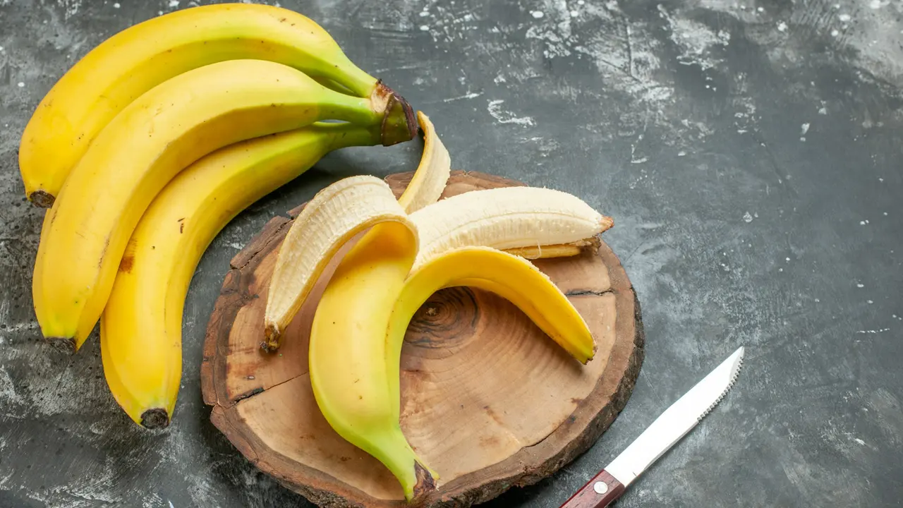 O que são os fios brancos da banana e o que acontece se você comê-los?