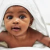 Bebê na cama.