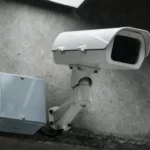 Como detectar câmeras espiãs em hotéis e Airbnb?