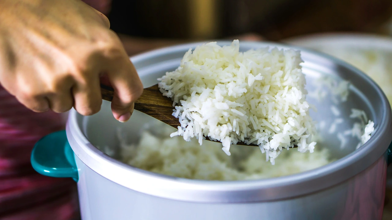 Qual é a diferença de colocar o arroz na água fria ou fervente?