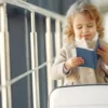Criança com passaporte.