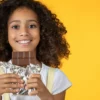 Criança comendo chocolate.