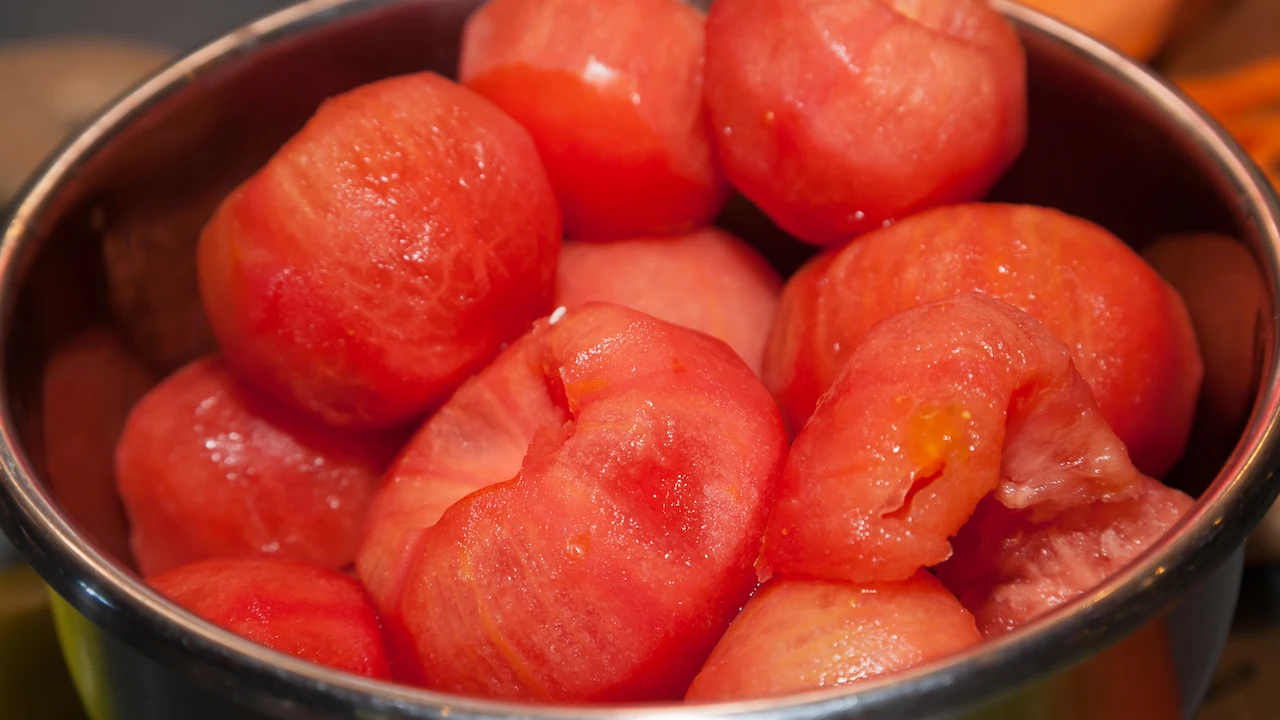 Truque dos restaurantes profissionais para descascar tomates em segundos