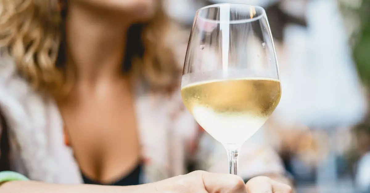 As cores dos diferentes tipos de vinhos e o que representam
