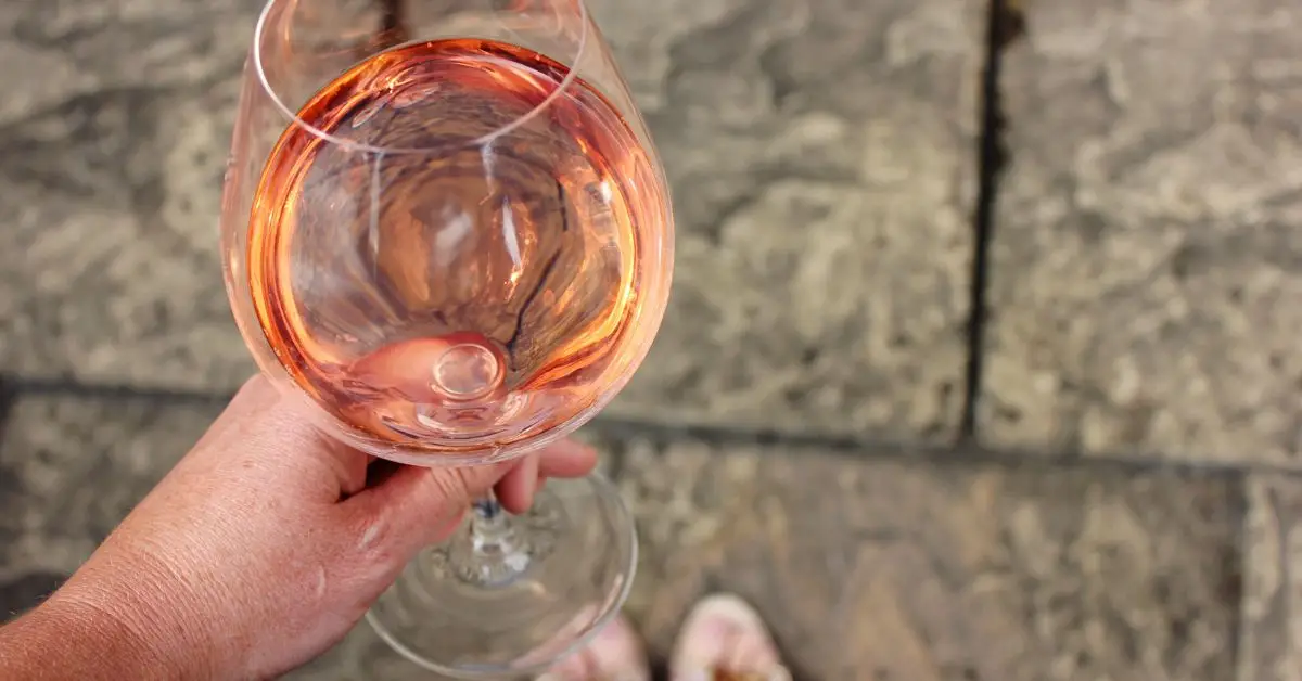 As cores dos diferentes tipos de vinhos e o que representam