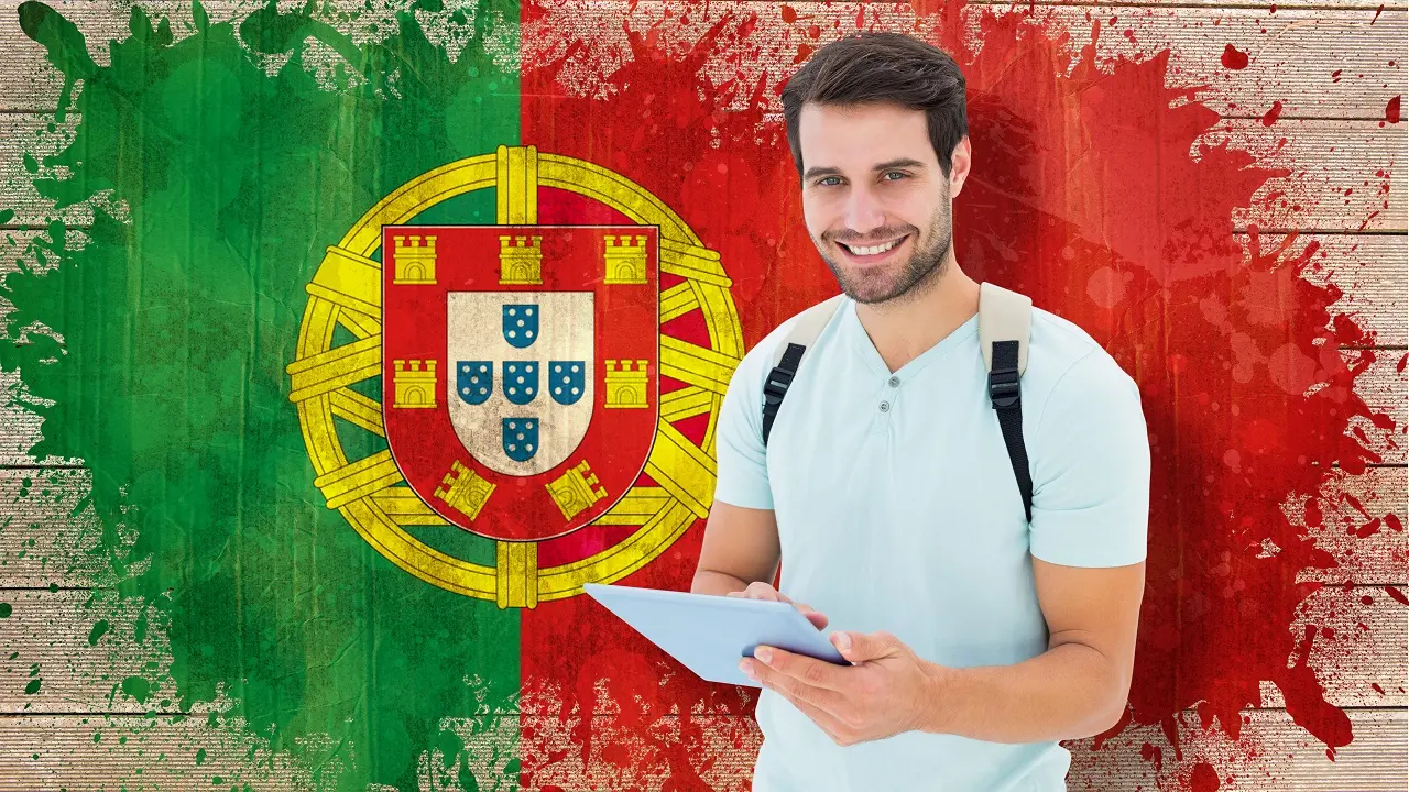 Homem com bandeira de Portugal ao fundo.