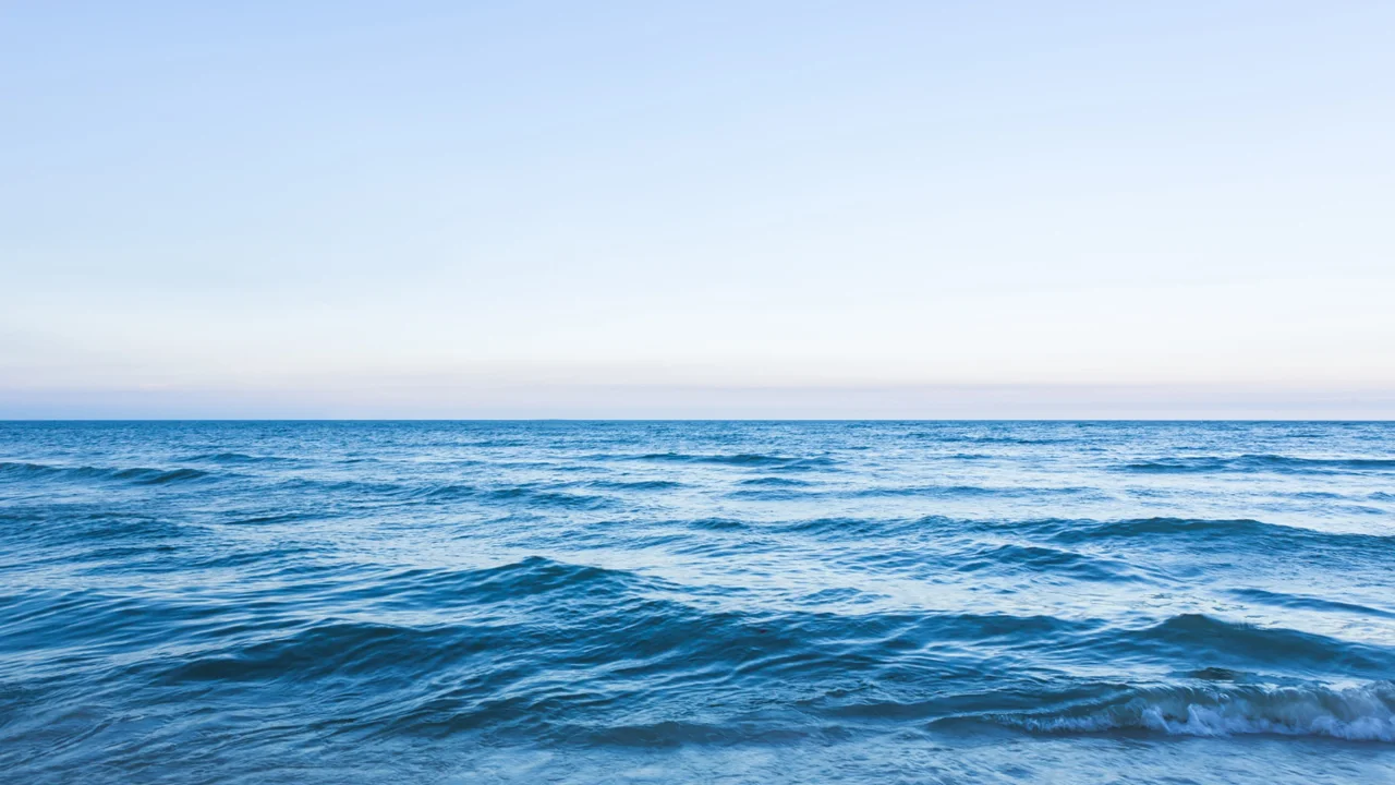 Por que o mar é azul se a água é transparente?