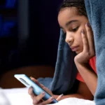 4 sinais de que seu filho tem uma relação tóxica com as redes sociais