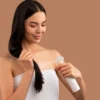 Mulher com produto para cabelos.