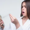 Mulher com queda capilar.