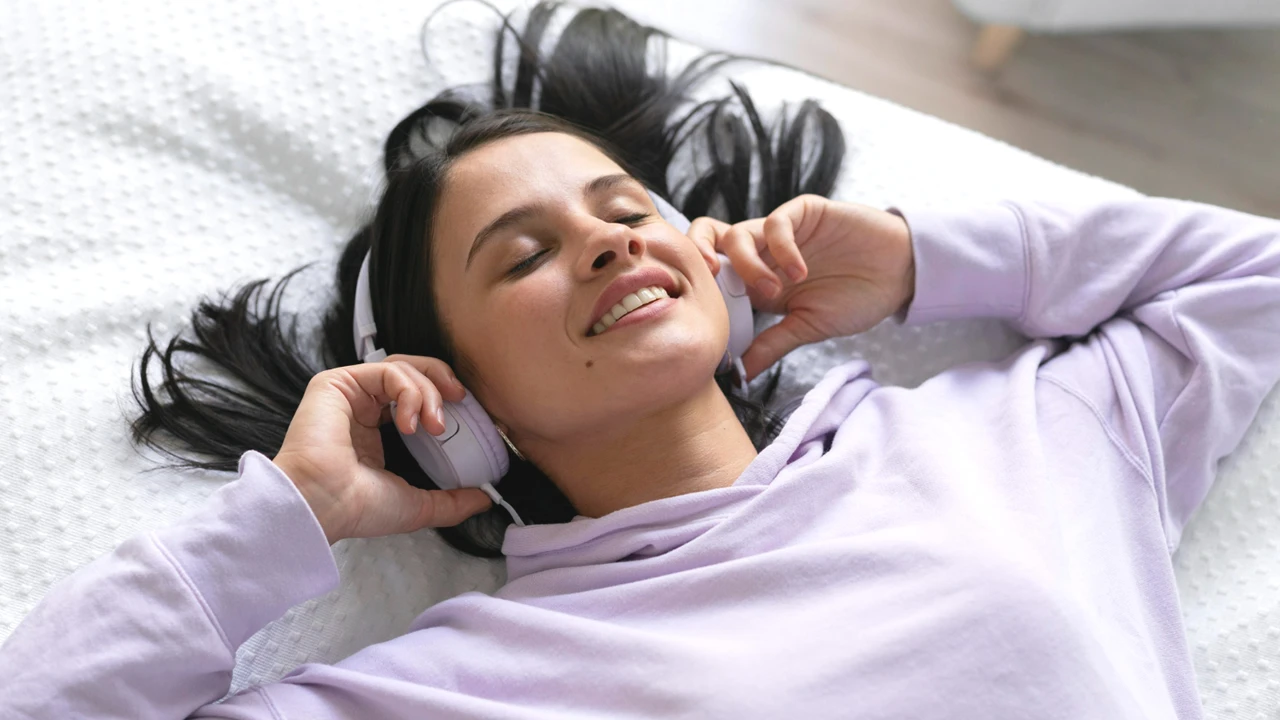 Escutar podcasts e músicas antes de dormir é prejudicial à saúde?