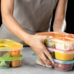 É seguro guardar alimentos em potes e vasilhas de plástico? Não erre mais