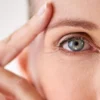 Olhos e pálpebras.