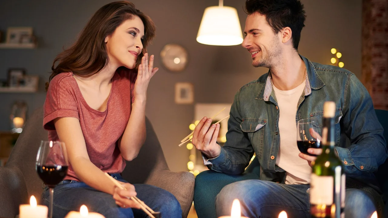 Como saber se é flerte ou amizade? 4 atitudes que denunciam um flerte