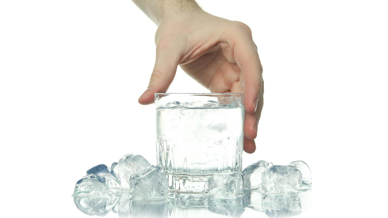 3 truques com cubos de gelo para resolver os problemas da sua casa
