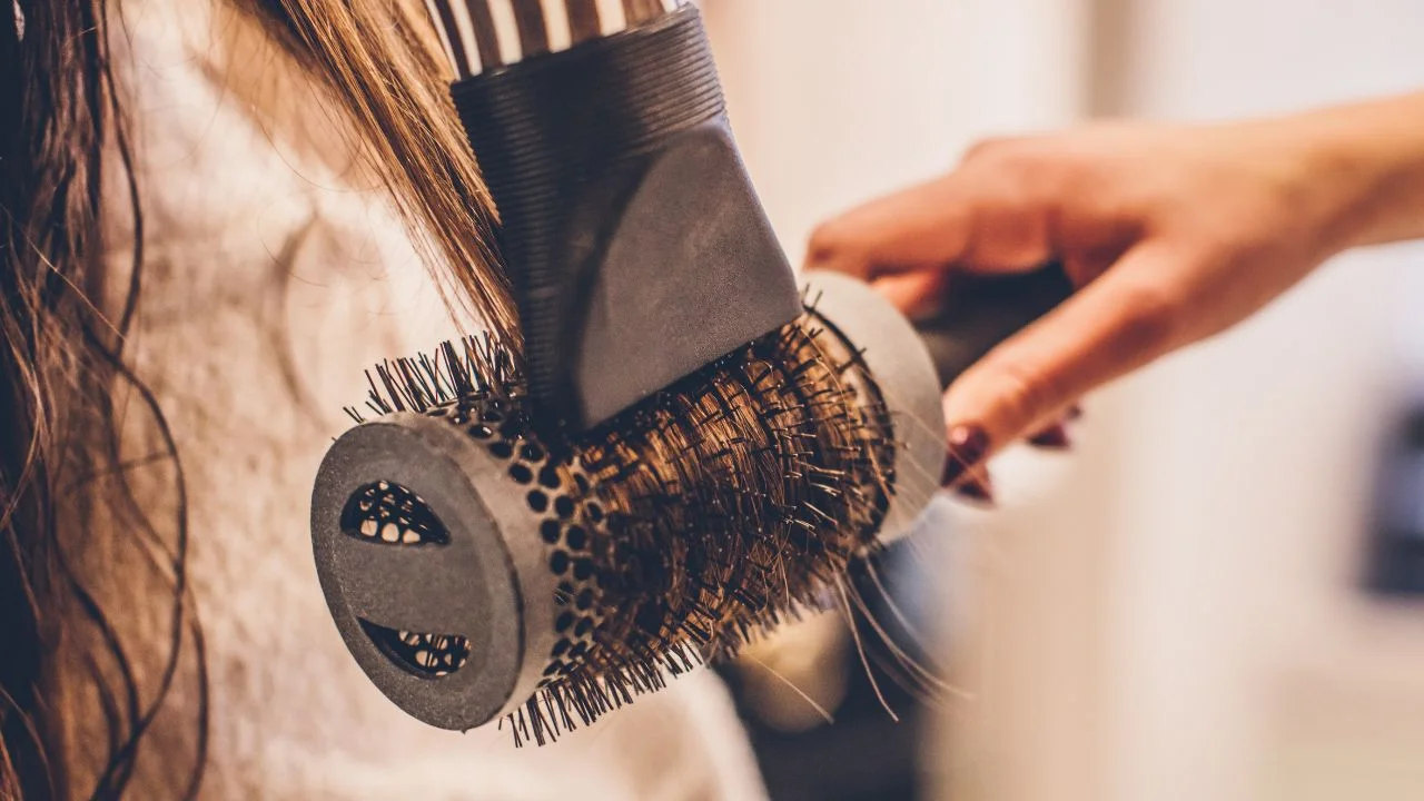 3 melhores escovas secadoras para ter os cabelos dos sonhos na sua casa