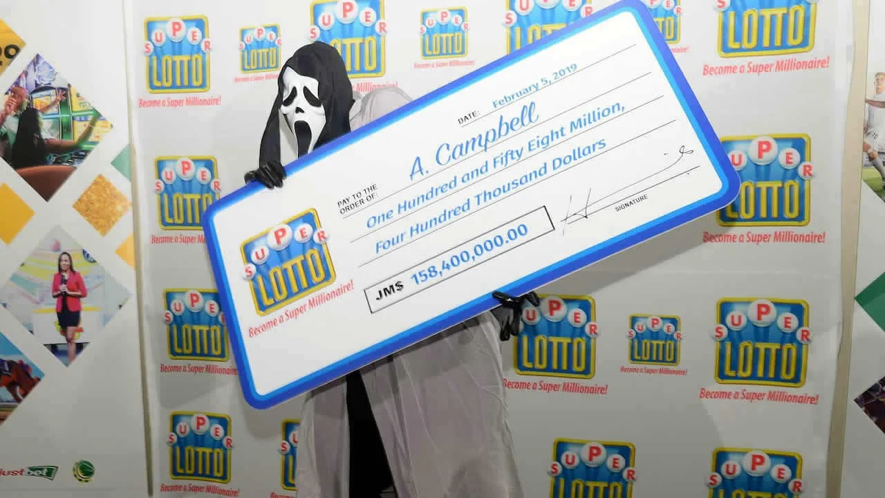 Ganhador da loteria busca o seu prêmio usando a máscara do filme ‘Pânico’
