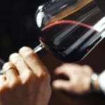 Jornalistas enganam sommelier e vinho barato recebe nota alta