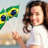 Mulher com bandeira do Brasil.