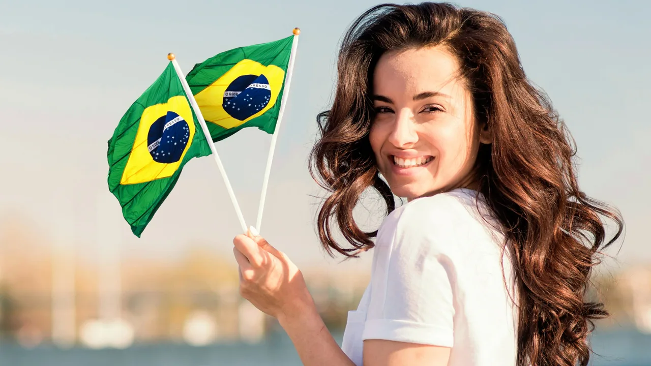 Mulher com bandeira do Brasil.