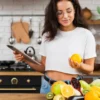 Mulher com frutas na cozinha.