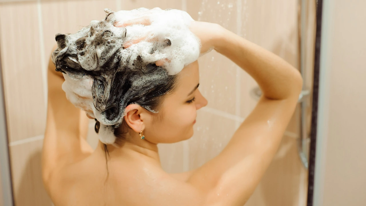 4 shampoos neutros incríveis para ter cabelos brilhosos e saudáveis
