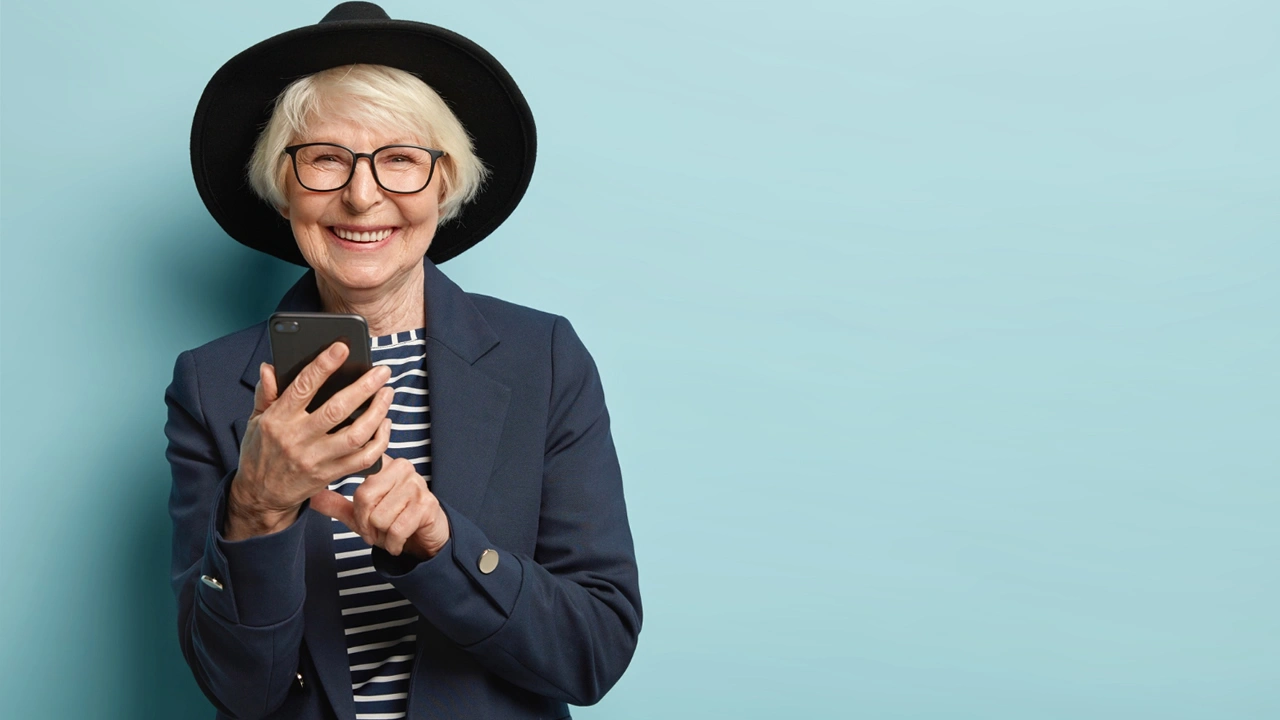 6 celulares perfeitos para idosos que facilitam (e muito) a sua vida