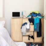7 dicas para organizar seu quarto quando se tem mais roupa que espaço