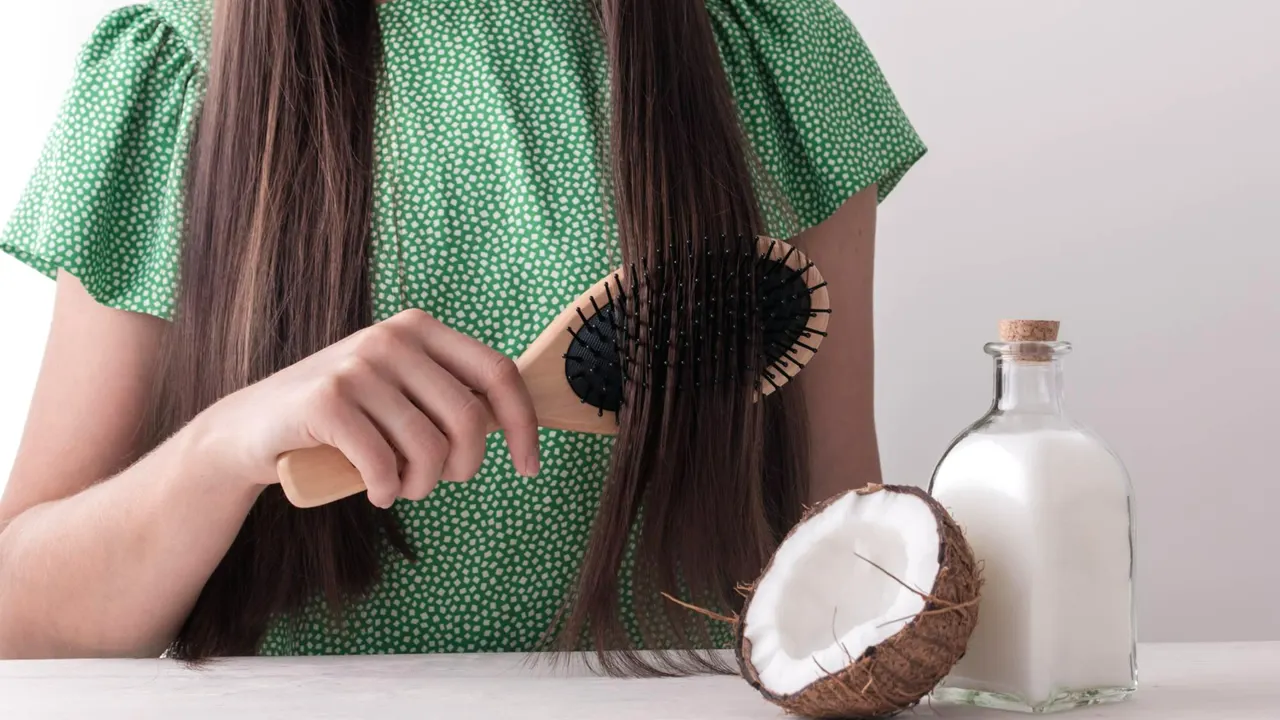 O que ninguém te conta sobre passar óleo de coco nos cabelos?