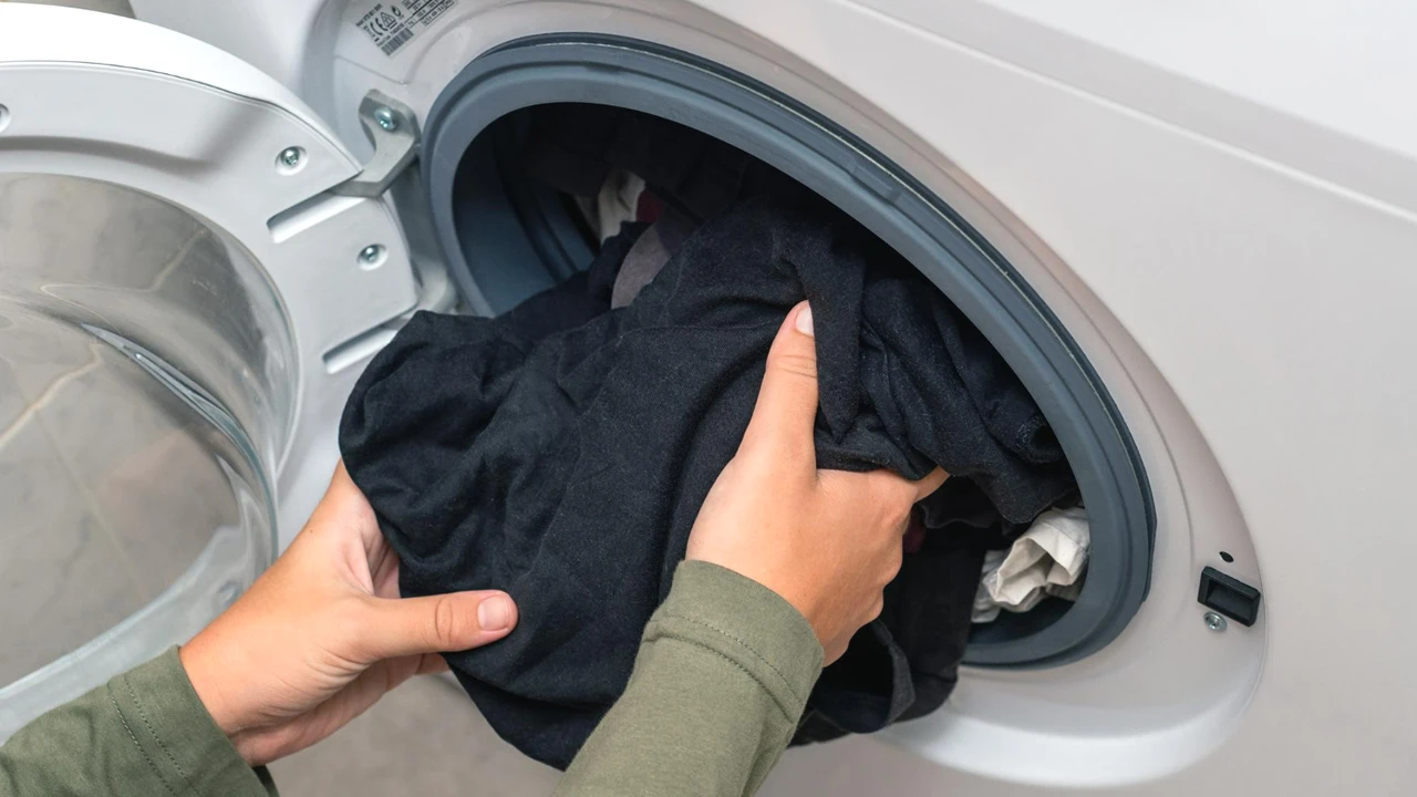 Roupa preta na máquina de lavar.