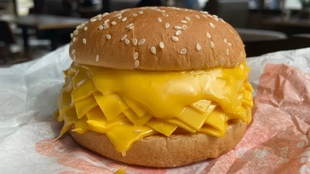 Sanduíche do Burger King com 20 fatias de queijo  causa polêmica geral