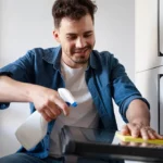 4 desengordurantes caseiros para dar um limpa na cozinha rápido