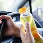 Por que você deveria colocar um copo de vinagre dentro do carro?