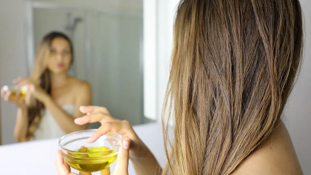5 usos incríveis do azeite de oliva para o seu cabelo que irão te surpreender