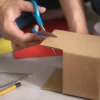 Caixa de papelão.