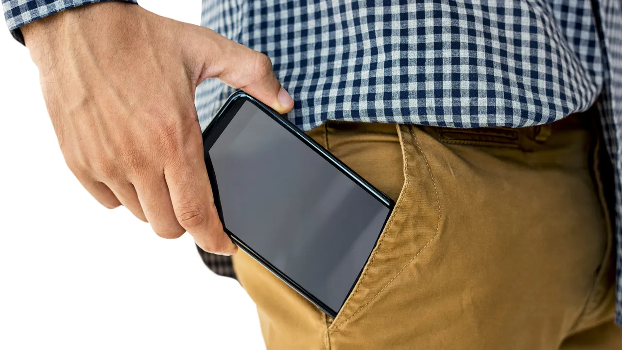 Afinal, colocar smartphone no bolso é perigoso?