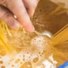 Cozinhando macarrão.