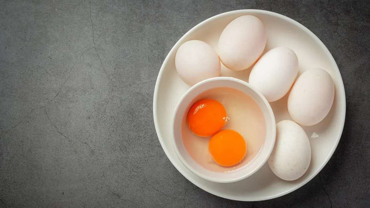 Qual é a cor da gema do ovo que vem da galinha mais saudável?