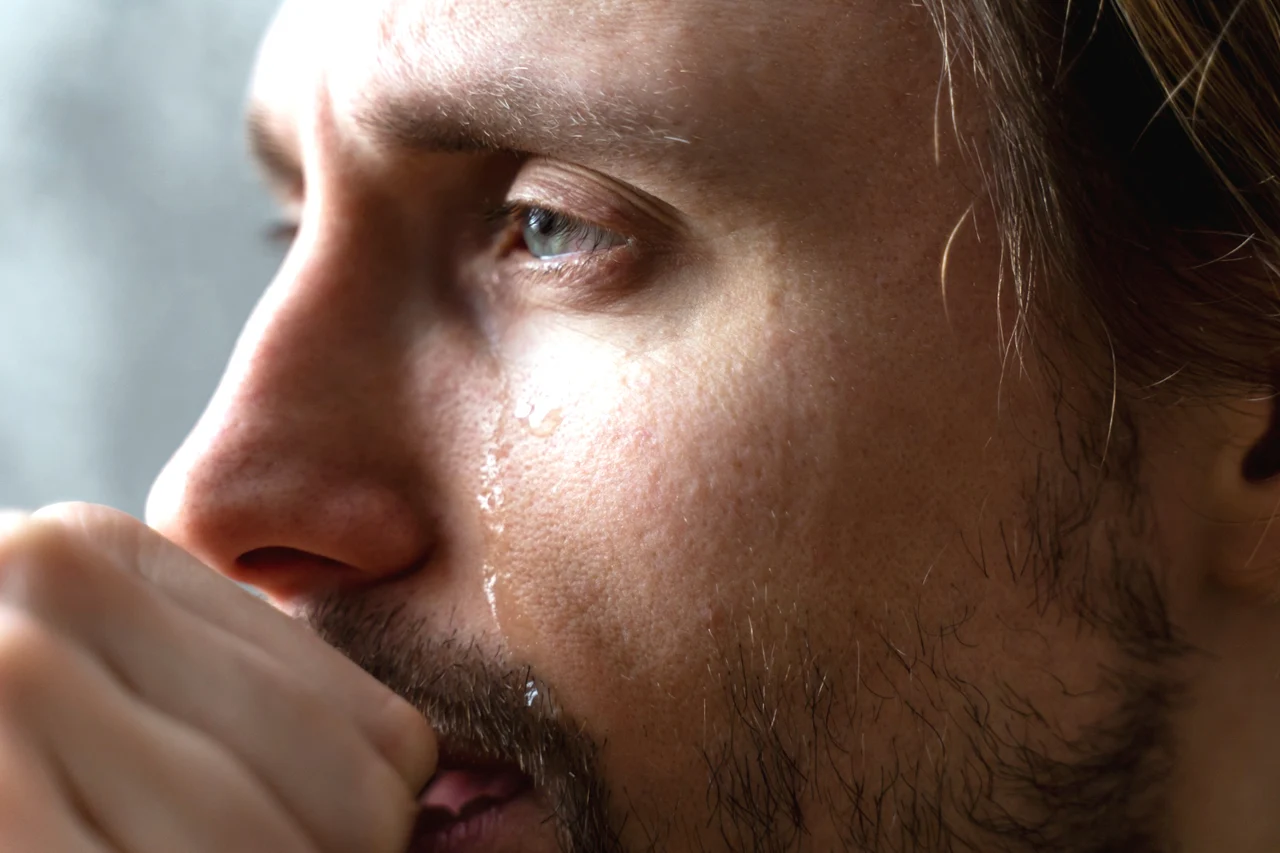 Os homens realmente choram menos que as mulheres? A ciência responde