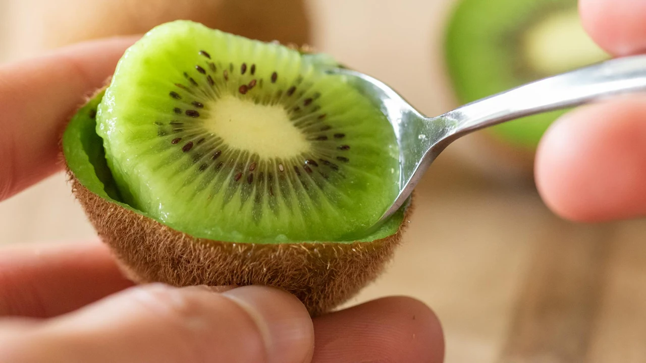 Por que você NÃO deveria descascar o kiwi antes de comer?