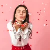 Mulher celebra mandando beijos.