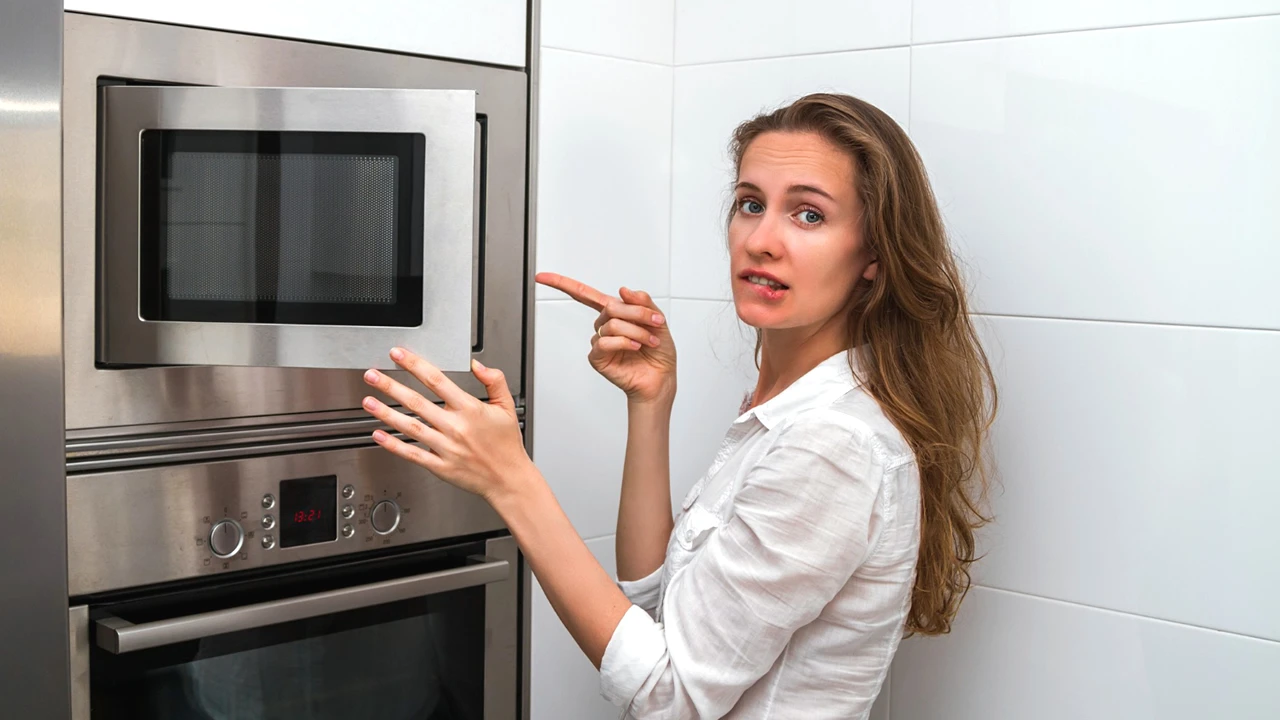 6 lugares em que você JAMAIS deve colocar o micro-ondas na cozinha