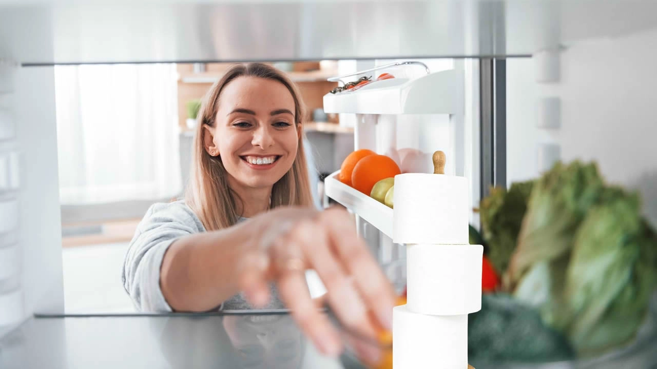 Por que você deveria colocar um rolo de papel higiênico dentro da geladeira?