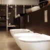 Vaso sanitário de banheiro público.