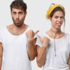 Casal irritado.
