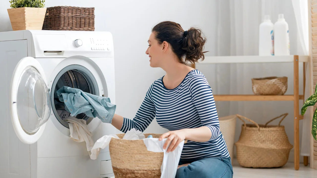 2 truques para usar vinagre na máquina de lavar e salvar as suas roupas