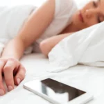O que acontece se você dormir com o celular embaixo do travesseiro?