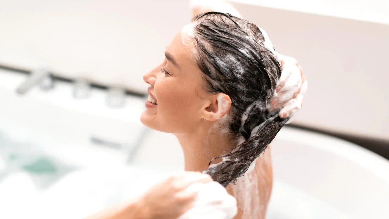 Já tentou colocar vinagre no seu shampoo? Veja só o que acontece