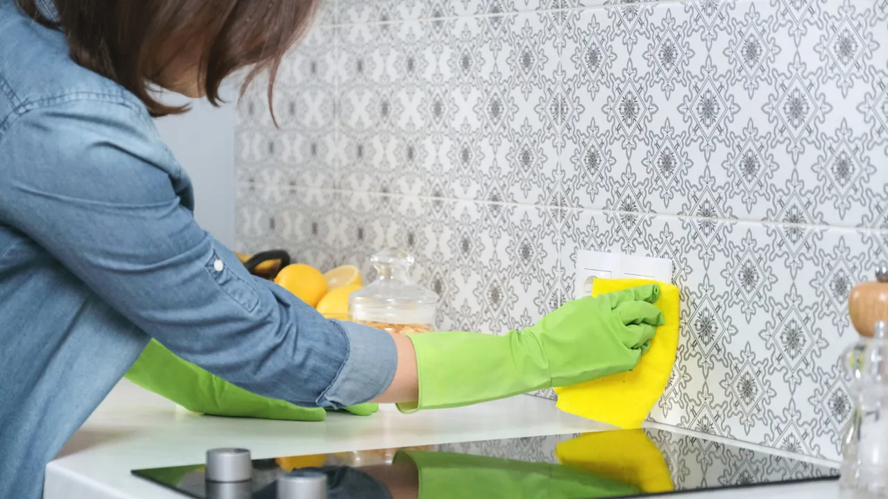 O método que você precisava para dar BRILHO aos azulejos sujos da cozinha