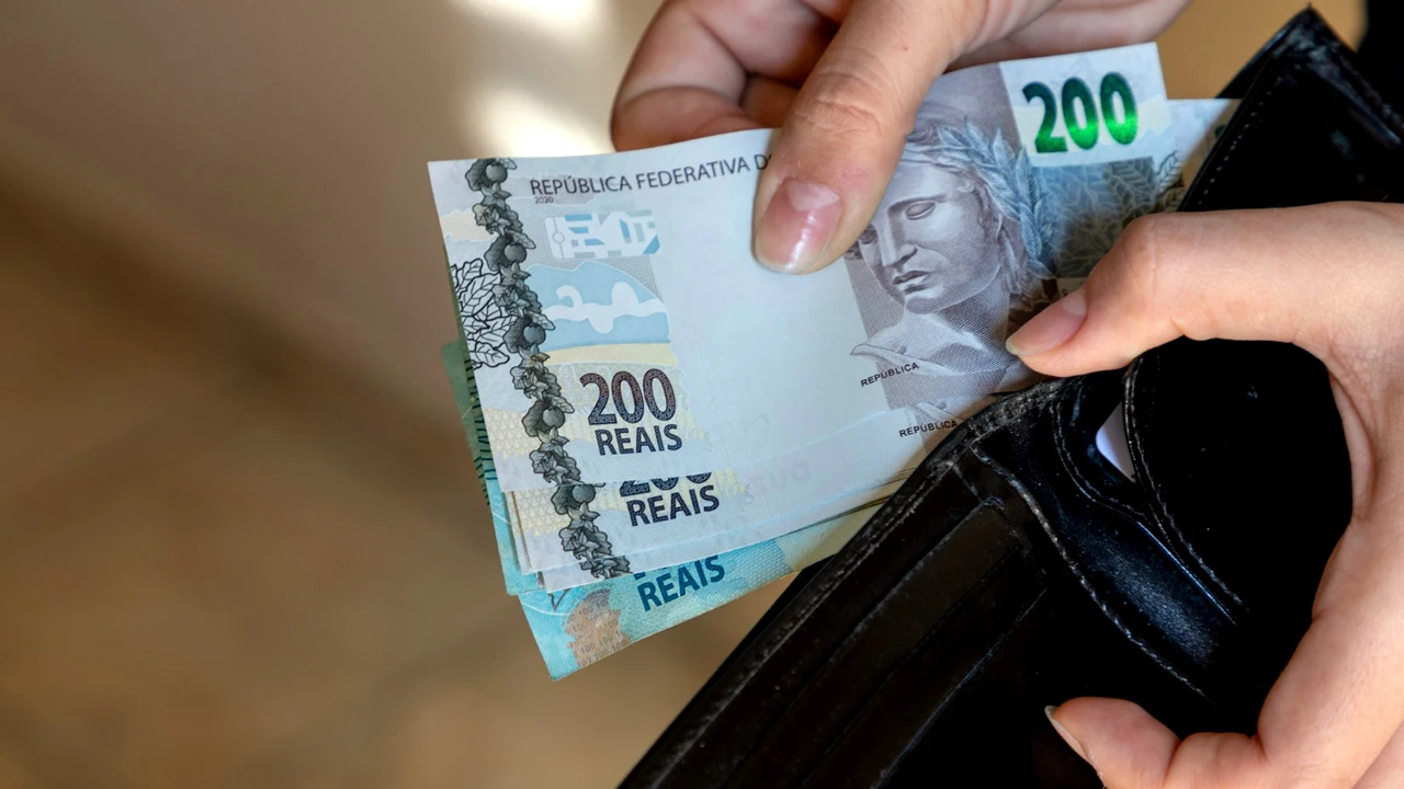 Notas de 200 reais na carteira.